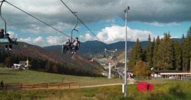 BUKOVEL, UKRAINE, OKTOBER 13, 2022: Bukovel 'de kayak yapan insanlar - Batı Ukrayna' nın İvano-Frankivsk Oblastı, Karpatya Dağları 'ndaki köy ve en büyük kayak merkezi. Sinema 4K 60fps video