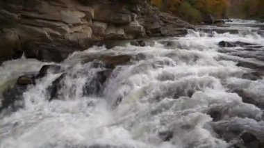 Prut Nehri 'nde Probiy Şelalesi, Yaremche City, batı Ukrayna. Ukrayna Karpatları 'nın en güzel ve güçlü şelalelerinden biridir.