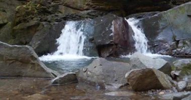 Kız Gözyaşı Şelalesi ya da Ukr 'da. Divochi Sliozy, Karpat Dağları 'ndaki Zhonka Nehri' nde Ivano-Frankivsk Oblastı, batı Ukrayna. Sinema 4K 60fps video ve su sesi