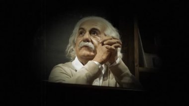 UKRAINE, BUKOVEL, ECTOBER 5, 2022: Dünyaca ünlü bilim adamı, teorik fizikçi, Nobel ödüllü, izafiyet teorisinin yaratıcısı Albert Einstein. Eski bir film gibi geçmişe dönük video
