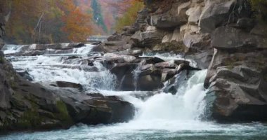 Güzel şelale ve sonbahar doğası. Sinema 4K Yavaş Hareket videosu