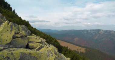 Gorgany - Batı Ukrayna 'da, Doğu Karpatlar' da, Chornohora sınırına yakın bir dağ sırası. Hamster Mount 'tan Gorgany Dağı' nın panoramik manzarası. Sinema 4K 60fps Uzaklaştırma Görüntüsü