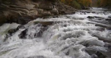 Prut Nehri 'nde Probiy Şelalesi, Yaremche City, batı Ukrayna. Ukrayna Karpatlarının en güzel ve güçlü şelalelerinden biridir.