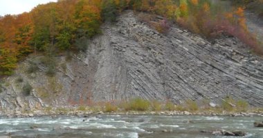 Prut nehri ve dağ, Yaremche, Ukrayna 'da katlanır. Yaremche kıvrımları olarak bilinir. Avrupa' nın en büyük Stryi oluşumu. Burada bu oluşumun kayaları katlanmış ve kusurlu, gotik ya da simgesel tiplerdir.