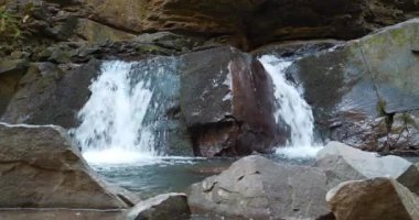 Karpat Dağları 'ndaki Zhonka Nehri' nde Kız Gözyaşı Şelalesi, Ivano-Frankivsk Oblastı, batı Ukrayna. Sinema 4K 60fps Bir dakika su sesi ile video gevşetin