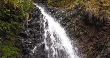 Zhenetskyi Huk ya da Huk Şelalesi, Ukrayna 'nın batısındaki Tatariv köyü yakınlarındaki Gorgany dağ sırtı, Karpatya Ulusal Parkı' ndaki Zhenets nehri üzerinde yer alır. Sinema 4K 60fps video