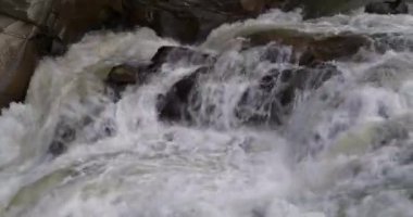 İlkbahar seli nedeniyle güçlü bir su akışı. Sinema 4K 60fps Bir dakika rahat video ses ile