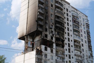 Gaz bir apartmanda patladı ve binanın bir kısmını yok etti. Gaz sobalı bina