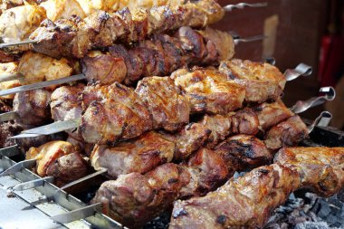 Şişte et. Shashlik dükkanında ızgara Shashliks