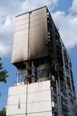 Gaz bir apartmanda patladı ve binanın bir kısmını havaya uçurdu.