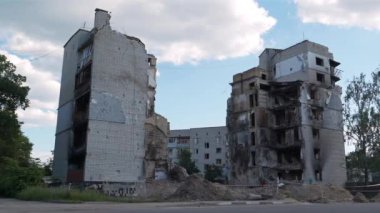 BORODYANKA, UKRAINE, 8 Haziran 2022: bombardımandan sonra. Rus hava kuvvetleri Şubat ayı sonunda bombalar attı, binaları yıktı ve sivilleri öldürdü. Ukrayna halkına terör ve soykırım
