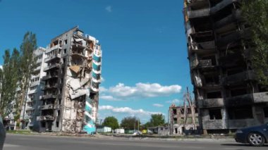 UKRAINE, BORODYANKA, 8 Haziran 2022: bombardımandan sonra. Rus hava kuvvetleri Şubat ayı sonunda bombalar attı, binaları yıktı ve sivilleri öldürdü. Ukrayna halkına terör ve soykırım