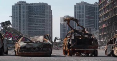 UKRAINE, KYIV, 15 Nisan 2022 Ukrayna savaşı. Arabalar Rus füzesiyle yakıldı. Füze Mart 2022 'de Kyiv şehrindeki alışveriş ve eğlence merkezini yok etti. Ukrayna halkına terör ve soykırım