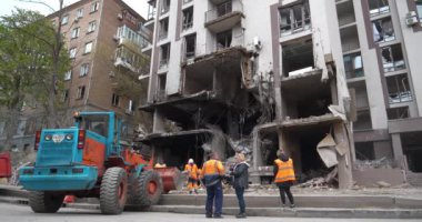 KYIV, UKRAINE, 29 Nisan 2022 Ukrayna Savaşı. İşçiler bombalamadan sonra molozları temizler. Kalan ev 28 Nisan 2022 'de Rus füzesiyle hasar gördü. Ukrayna halkına terör ve soykırım