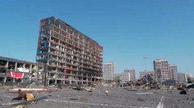 UKRAINE, KYIV, 25 Mart 2022 Bombalamadan sonra. Rus füzesi 20 Mart 2022 'de Kyiv' deki alışveriş ve eğlence merkezi Retroville 'i yok etti. Ukrayna 'da savaş. Ukrayna halkına terör ve soykırım