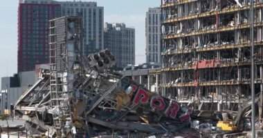 UKRAINE, KYIV, 15 Nisan 2022: bombardımandan sonra. Ukrayna 'da savaş. Kazıcı molozları temizliyor. Rus füzesi 20 Mart 2022 'de Kyiv şehrindeki alışveriş ve eğlence merkezi Retroville' i yok etti.
