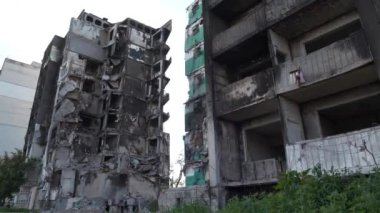 Rus hava kuvvetleri, Şubat 2022 'de Ukrayna' nın Kyiv Bölgesi 'ndeki Borodyanka kasabasında evleri bombaladı ve insanları öldürdü. Bombalamadan sonra. Ukrayna halkına terör ve soykırım