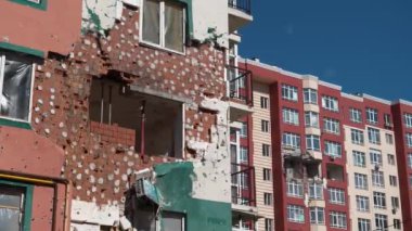 Bombalamadan sonra. Ukrayna 'da savaş. Rus güçleri Mart 2022 'de Irpin kasabası Kyiv Bölgesi' nde konut evlerini yıktılar ve insanları öldürdüler. Rusya - terörist ülke. Ukrayna halkına terör ve soykırım