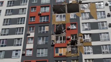 Rus güçleri Mart 2022 'de Irpin kasabası Kyiv Bölgesi' nde konut evlerini yıktılar ve insanları öldürdüler. Bombalamadan sonra. Ukrayna 'da savaş. Rusya - terörist ülke. Ukrayna halkına terör ve soykırım