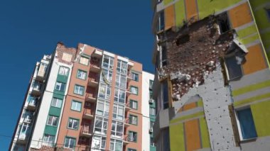 Bombalamadan sonra. Rus güçleri Mart 2022 'de Irpin kasabası Kyiv Bölgesi' nde konut evlerini yıktılar ve insanları öldürdüler. Ukrayna 'da savaş. Rusya - terörist ülke. Ukrayna halkına terör ve soykırım