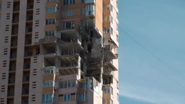 Bombalamadan sonra. Ukrayna 'da savaş. Rus ordusu, Şubat 2022 'de Kyiv şehrindeki bir füze konutu tarafından hasar gördü. Rus saldırganlığı. Rusya - terörist ülke. Ukrayna halkına terör ve soykırım