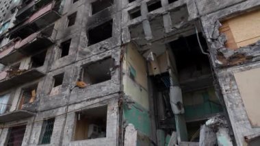Bombalamadan sonra. Ukrayna 'da savaş. Rus terörist ordusu Mart 2022 'de Kyiv' deki bombardıman konutu tarafından yok edildi. Rus saldırganlığı. Rusya - terörist ülke. Ukrayna halkına terör ve soykırım