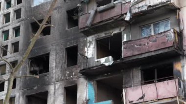 Bombalamadan sonra. Ukrayna 'da savaş. Rus saldırganlığı. Rus terörist ordusu Mart 2022 'de Kyiv' deki bombardıman konutu tarafından yok edildi. Rusya - terörist ülke. Ukrayna halkına terör ve soykırım
