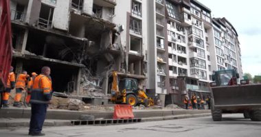 KYIV, UKRAINE, 29 Nisan 2022: İşçiler bombalamadan sonra molozları temizlediler. Kalan ev 28 Nisan 2022 'de Rus füzesiyle hasar gördü. Ukrayna halkına terör ve soykırım. Rusya - terörist ülke