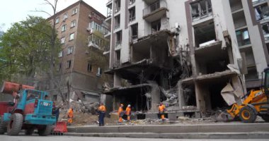 UKRAINE, KYIV, 29 Nisan 2022: İşçiler bombalamadan sonra molozları temizledi. Kalan ev 28 Nisan 2022 'de Rus füzesiyle hasar gördü. Rusya - terörist ülke. Ukrayna halkına terör ve soykırım