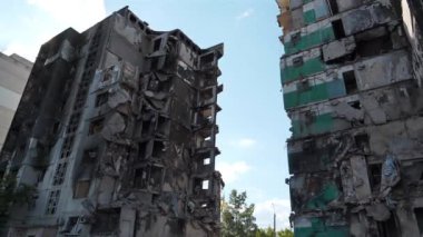 Bombalamadan sonra. Ukrayna halkına terör ve soykırım. Rus terörist hava kuvvetleri bombalar attı, evleri tahrip etti ve Şubat 2022 'de Ukrayna' nın Kyiv Bölgesi 'ndeki Borodyanka kasabasında insanları öldürdü.