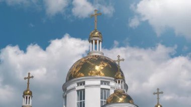Ukrayna, Kyiv Bölgesi Bucha kasabasındaki St. Andrew Pyervozvannoho ve All Saints Kilisesi 'nin altın kupaları.