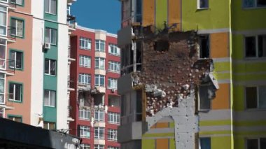 Ukrayna 'da savaş. Rus kuvvetleri Mart 2022 'de Irpin kasabası Kyiv Oblastı' nda evleri yıktı ve insanları öldürdü. Bombalamadan sonra. Rus saldırganlığı. Ukrayna halkına terör ve soykırım