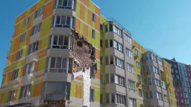 Bombalamadan sonra. Rus terörist kuvvetleri, Mart 2022 'de Ukrayna' daki Irpin, Kyiv Oblastı 'ndaki konutlara zarar verdi ve insanları öldürdü. Ukrayna halkına terör ve soykırım. Rusya - terörist ülke