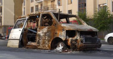 Ukrayna 'da savaş. Bombalamadan sonra. Araba Irpin kasabası, Kyiv bölgesinde Rus mermisi tarafından yakıldı. Ukrayna halkına terör ve soykırım. Rusya - terörist ülke