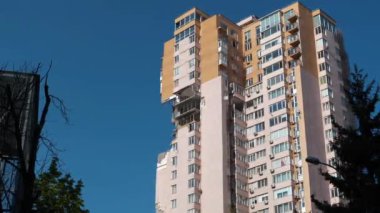 Bombalamadan sonra. Rus saldırganlığı. Rus terörist ordusu, Şubat 2022 'de Kyiv' deki füze konutunda hasar gördü. Ukrayna 'da savaş. Rusya. Terörist ülke. Ukrayna halkına terör ve soykırım