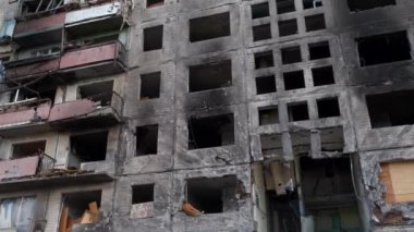 Ukrayna 'da savaş. Bombalamadan sonra. Rus saldırganlığı. Rus terörist ordusu Mart 2022 'de Kyiv' deki bombardıman konutu tarafından yok edildi. Rusya - terörist ülke. Ukrayna halkına terör ve soykırım