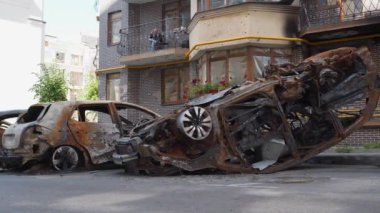 UKRAINE, IRPIN, 6 Haziran 2022 Bombalamadan sonra. Rus terörist ordusu Mart 2022 'de Irpin kasabası Kyiv Oblastı' nda arabaları, evleri yaktı ve insanları öldürdü. Ukrayna halkına terör ve soykırım