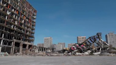 UKRAINE, KYIV, 25 Mart 2022 Bombalamadan sonra. Rus füzesi 20 Mart 2022 'de Kyiv' deki alışveriş ve eğlence merkezi Retroville 'i yok etti. Ukrayna 'da savaş. Ukrayna halkına terör ve soykırım