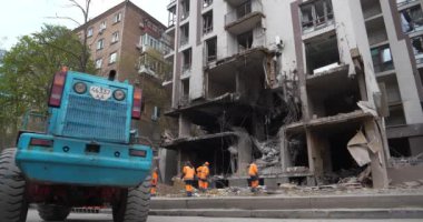 UKRAINE, KYIV, 29 Nisan 2022: Rus terörist ordusu 28 Nisan 2022 'de füze yuvasında hasar gördü ve insanları öldürdü. Ukrayna halkına terör ve soykırım. İşçiler bombalamadan sonra molozları temizliyor