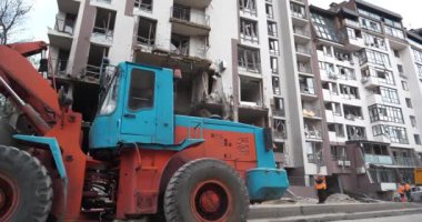 KYIV, UKRAINE, 29 Nisan 2022: İşçiler bombalamadan sonra molozları temizlediler. Rus terörist ordusu 28 Nisan 2022 'de füze yuvasında hasar gördü ve insanları öldürdü. Ukrayna halkına terör ve soykırım