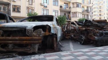 Bombalamadan sonra. Ukrayna 'da savaş. Rus ordusu Mart 2022 'de Irpin kasabası Kyiv Oblastı' nda arabaları, evleri yaktı ve insanları öldürdü. Rusya - terörist ülke. Ukrayna halkına terör ve soykırım
