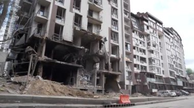 Bombalamadan sonra. Ukrayna 'da savaş. Rusya - terörist ülke. 2022 Nisan 'ında Kyiv şehrinde Rus füzeleri tarafından tahrip edilen konut. Ukrayna halkına terör ve soykırım