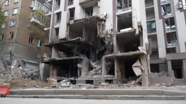 Bombalamadan sonra. Ukrayna 'da savaş. Rusya - terörist ülke. Ukrayna halkına terör ve soykırım. Kyiv şehrinde 2022 Nisan 'ında Rus füzesi tarafından tahrip edilen konut.