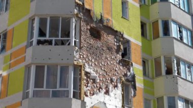 Bombalamadan sonra. Rus güçleri Mart 2022 'de Irpin kasabası Kyiv Bölgesi' nde konut evlerini yıktılar ve insanları öldürdüler. Ukrayna 'da savaş. Rusya - terörist ülke. Ukrayna halkına terör ve soykırım