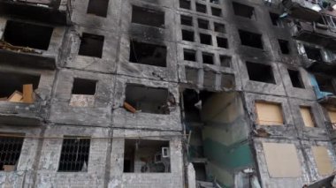 Ukrayna 'da savaş. Bombalamadan sonra. Rus saldırganlığı. Ukrayna halkına terör ve soykırım. Rus terörist kuvvetleri Mart 2022 'de Kyiv' deki bombardıman konutu tarafından imha edildi. Rusya - terörist ülke