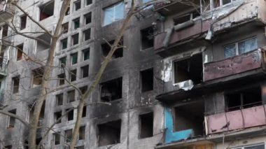 Ukrayna 'da savaş. Ukrayna halkına terör ve soykırım. Bombalamadan sonra. Rus terörist kuvvetleri, Mart 2022 'de Kyiv' deki Obolon 'daki bombardıman konutu tarafından yok edildi. Rusya - terörist ülke