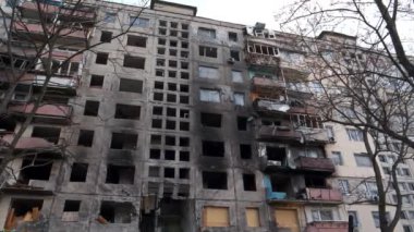 Bombalamadan sonra. Ukrayna 'da savaş. Ukrayna halkına terör ve soykırım. Rus terörist kuvvetleri, Mart 2022 'de Kyiv' deki Obolon 'daki bombardıman konutu tarafından yok edildi. Rusya - terörist ülke
