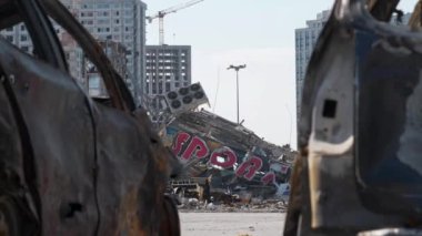 KYIV, UKRAINE, 15 Nisan 2022 Rus füzesiyle yakılan arabalar. Rus terörist ordusu, alışveriş ve eğlence merkezi Retroville 'e füze attı, 20 Mart 2022' de insanları öldürdü.