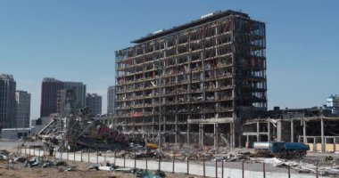 KYIV, UKRAINE, 15 Nisan 2022: Rus füzesi 20 Mart 2022 'de alışveriş ve eğlence merkezi Retroville' i yok etti. Kazıcı molozları temizliyor. Bombalamadan sonra. Ukrayna 'da Savaş