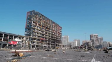 KYIV, UKRAINE, 25 Mart 2022: Rus terörist ordusu füze attı ve alışveriş ve eğlence merkezi Retroville 'i yok etti, 20 Mart' ta insanları öldürdü. Ukrayna halkına terör ve soykırım